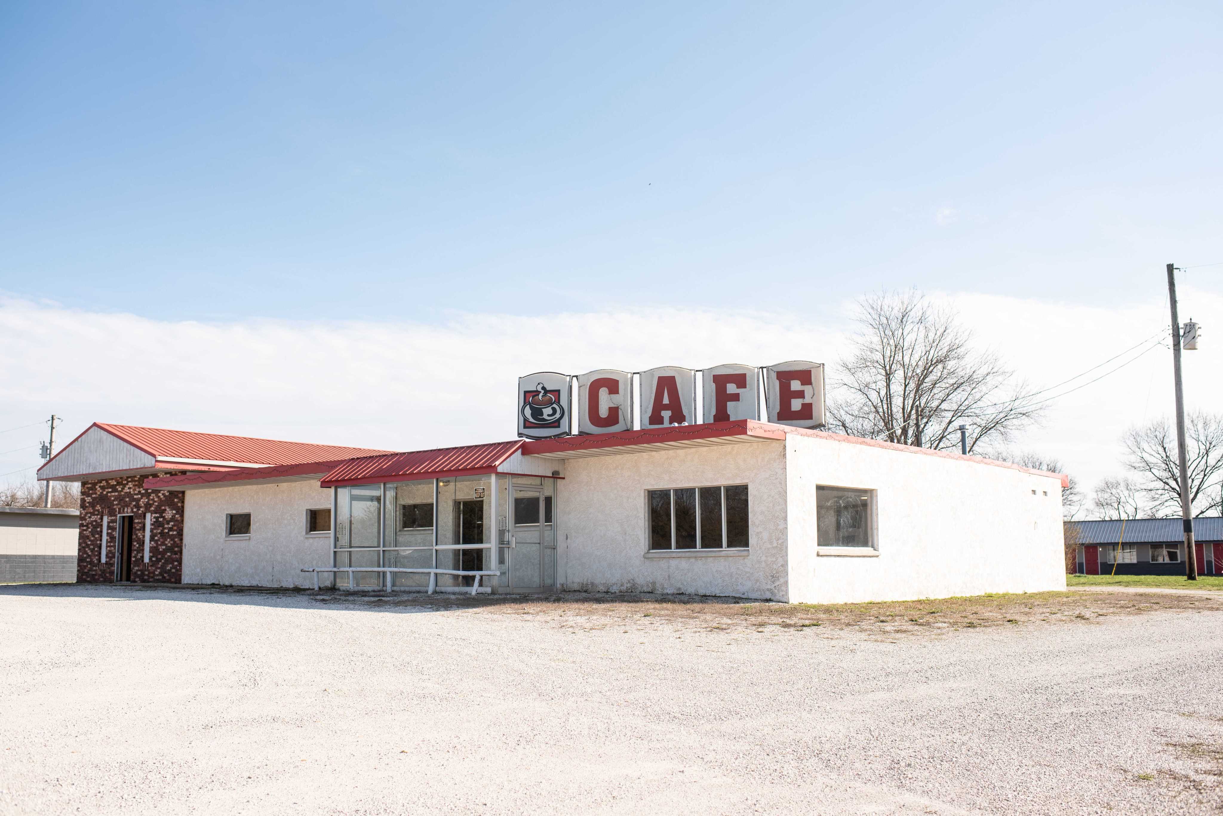 1048 E Clinton Ave, Seymour, MO