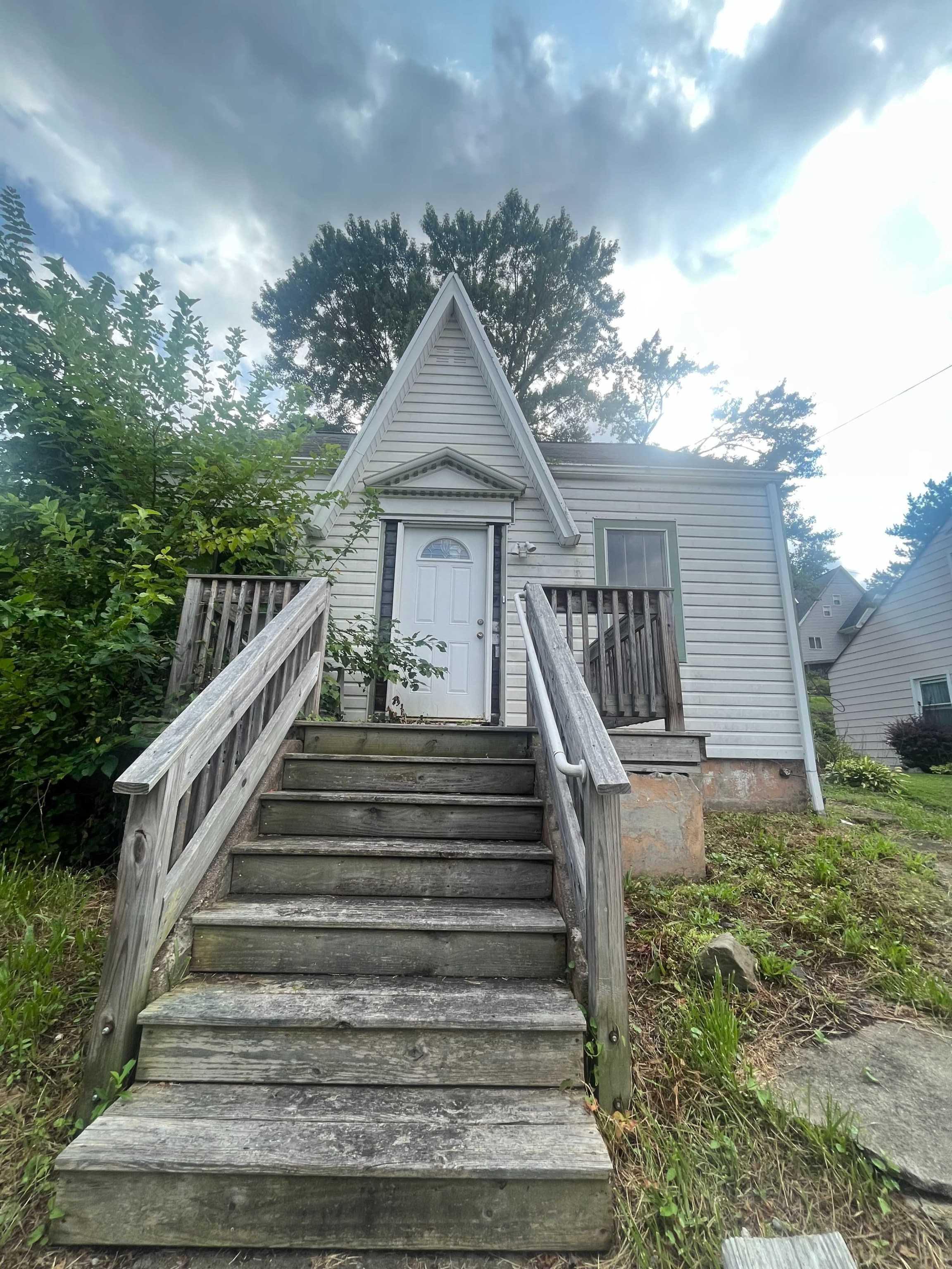 2015 Valley St, West Mifflin, PA