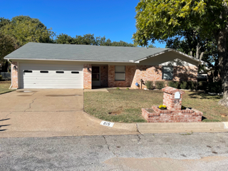 815 Hilltop Dr, Weatherford, TX