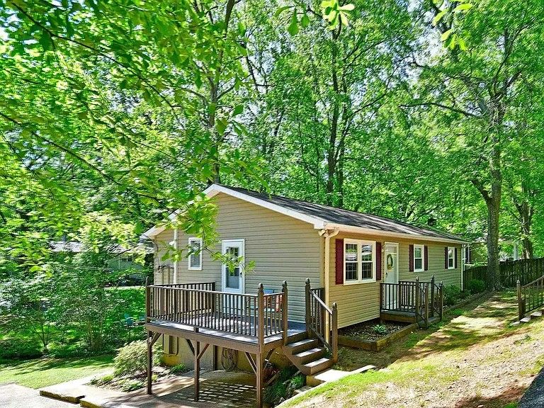 32 Hillside Cir, Greenville, SC