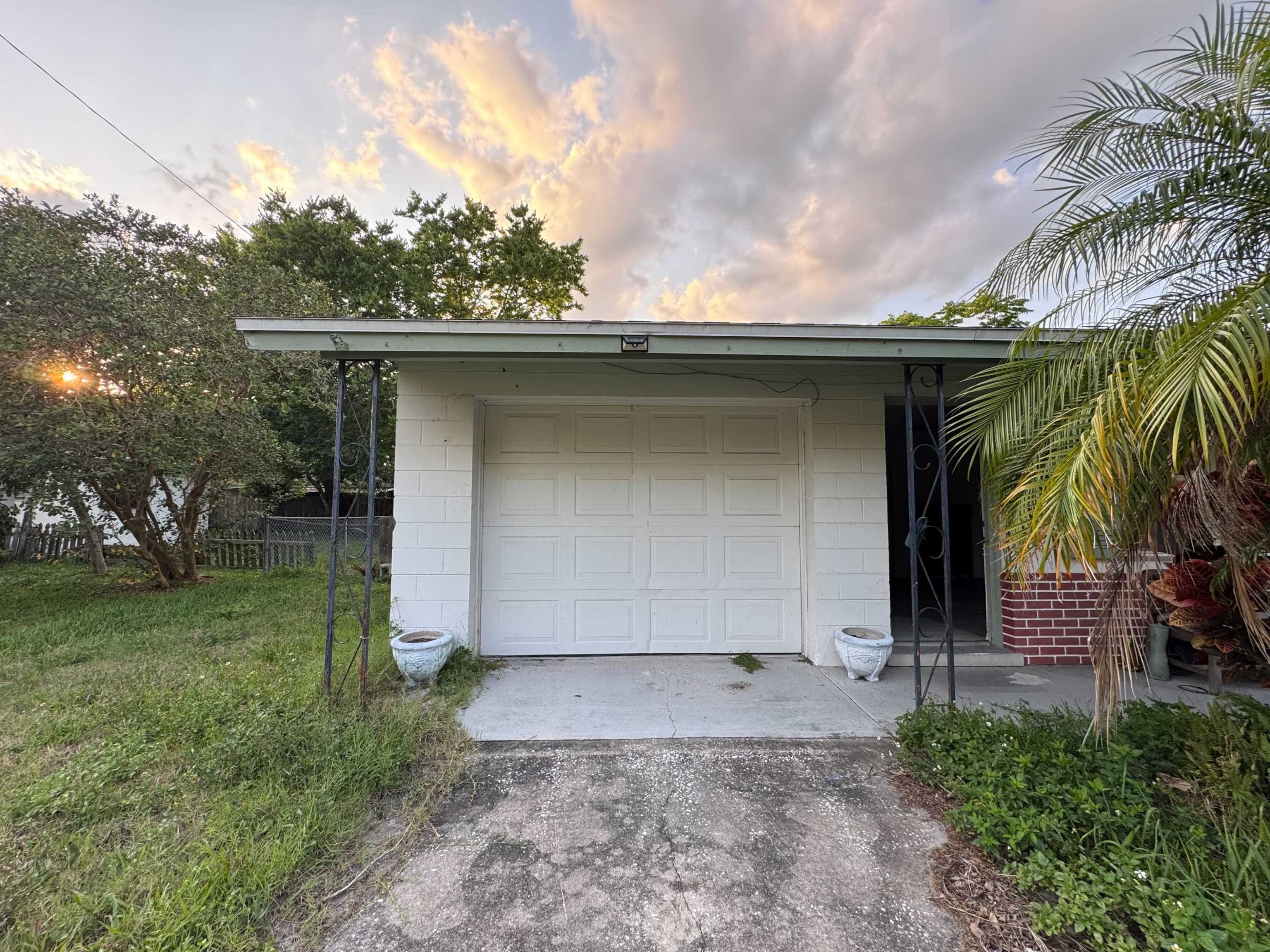 548 Peacock Rd, Daytona Beach, FL