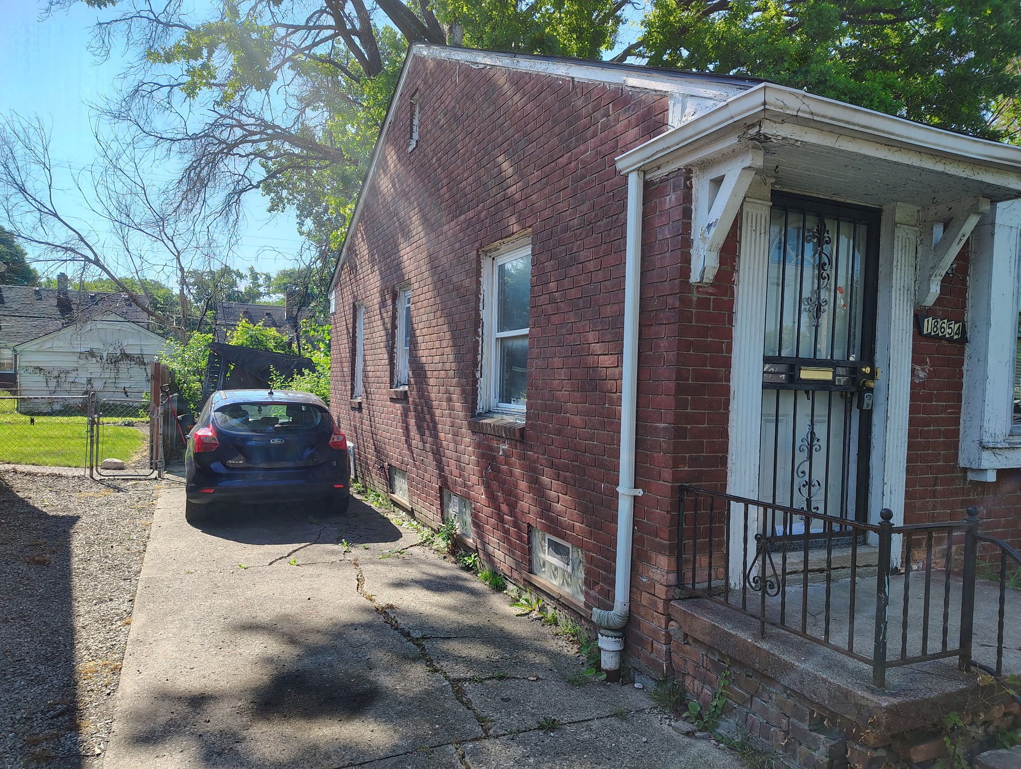18654 Kelly Rd, Detroit, MI