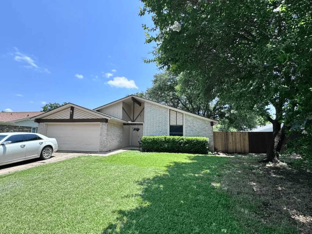 833 Barkridge Trail, Burleson, TX